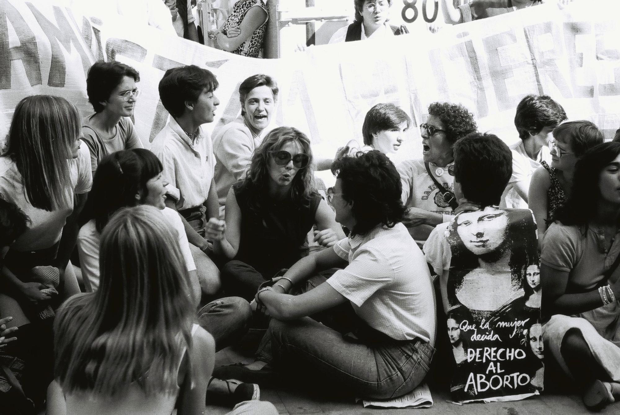 Concentración frente a Las Salesas, exigiendo "Amnistía para las 11 de Bilbao" y la legalización del derecho al aborto. 1983. Archivo Nodo 50 - 3